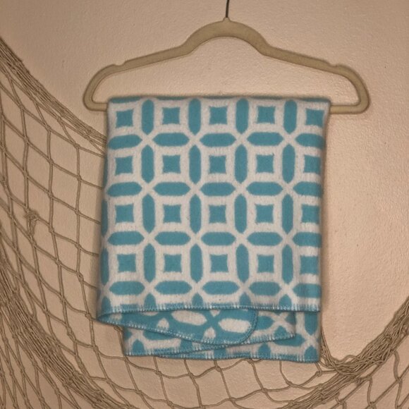 POTTERY BARN KIDS Aqua and White Fleece Crib Blanket 30" X 40" - Picture 6 of 6